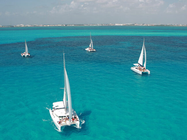 Sailing to Isla Mujeres on the 7 colors bay