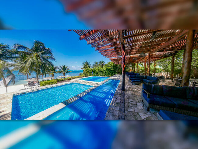 Sit down and relax with a perfect view of the beach and swim in this fresh pool here at the luxurious catamaran to Isla Mujeres tour.