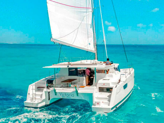 Let all your stress go, put on your favourite Spotify playlist, and enjoy this calming view of the sea in this luxurious catamaran to Isla Mujeres