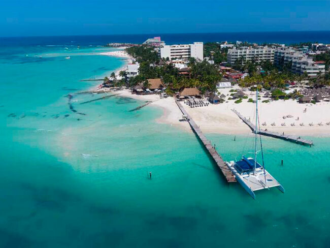 Have a wonderful time exploring the Caribbean Sea and Isla Mujeres in our luxurious catamaran