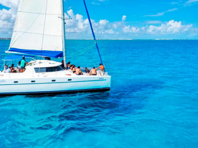 Enjoy sailling with your favourite music, open bar, great service, and a professional guide all included in a half day Private catamaran that is perfect for up to 45 guests on your way to Isla Mujeres