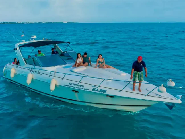 Boat ride through the Caribbean sea with turquoise waters / Yacht in Cancun 15 Passengers