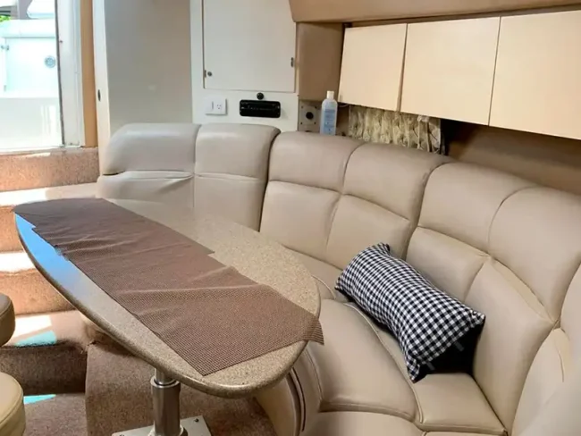 Living room that comes with a comfortable sofa and a table / Yacht in Cancun 15 Passengers - Yacht formula 43ft