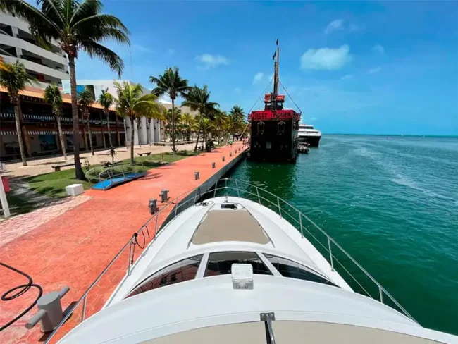 Private Yacht for 20 People in Cancun with comfy area to take the sun (sun deck)